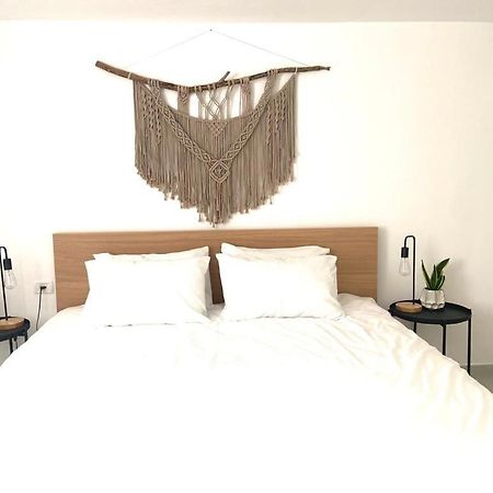 אירוח השקד - 10דק' משדה התעופה Apartment Giv'at Koach ภายนอก รูปภาพ