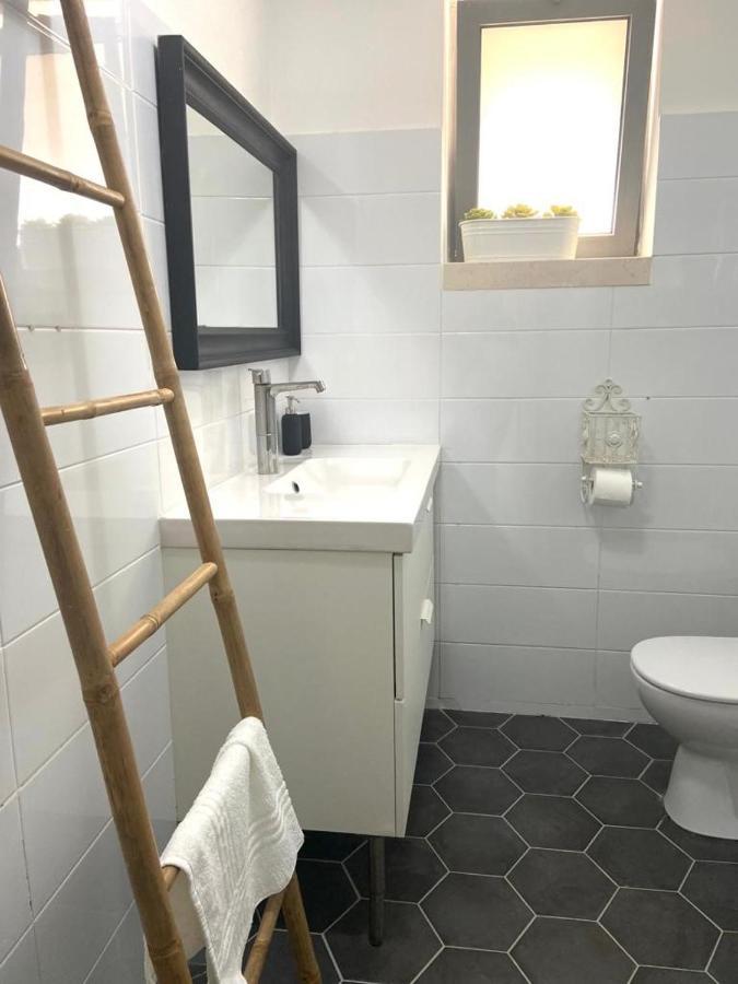 אירוח השקד - 10דק' משדה התעופה Apartment Giv'at Koach ภายนอก รูปภาพ